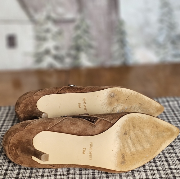 Nine West tan suede heeled ankle booty. Woman's size 7.5. - Picture 12 of 12